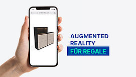 Hand probiert Augmented Reality bei Regal.