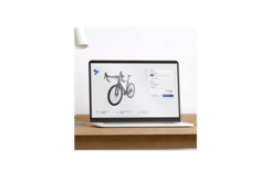 Laptop auf einem Holztisch. Am Bildschirm sieht man einen Fahrrad Konfigurator.