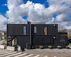 Mehrgeschossige Containerlösung für Gastronomie und gewerbliche Nutzung.