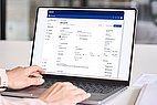 Person nutzt CPQ Angebotssoftware auf einem Laptop.