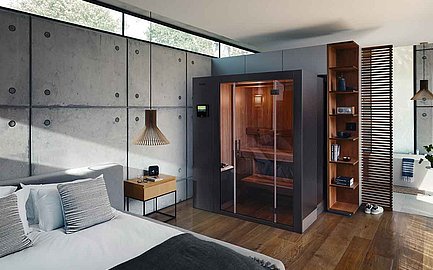 Ausziehbare KLAFS Sauna in einem Schlafzimmer.