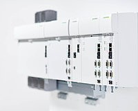 Modulares Antriebssystem von KEBA mit mehreren verbundenen Steuerungsmodulen in industrieller Umgebung.