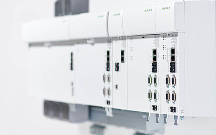 Modulares Antriebssystem von KEBA mit mehreren verbundenen Steuerungsmodulen in industrieller Umgebung.