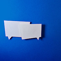 zwei Sprechblasen vor blauem Hintergrund