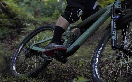 Grünes Fahrrad im Wald