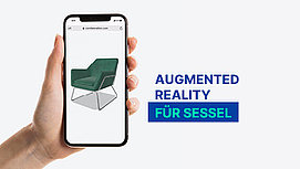 Hand probiert Augmented Reality bei Sessel.