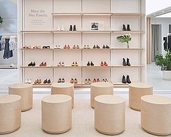 Hocker vor beigem Schuhregal von B+N Industries