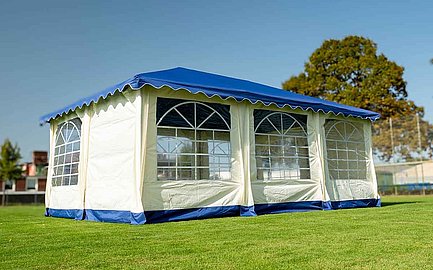 Faltpavillon mit blauem Dach