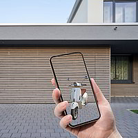 Smartphone zeigt mit Hilfe von Augmented Reality eine Vespa vor dem Haus