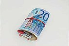 Zusammengerollte 20 Euro Scheine.