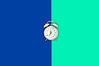 Wecker bzw. Uhr auf blauem und grünem Hintergrund
