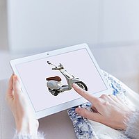 Frau tippt auf einem Tablet um einen 3D Viewer zu bedienen.