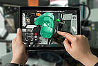 Tablet zeigt Maschine in Augmented Reality.