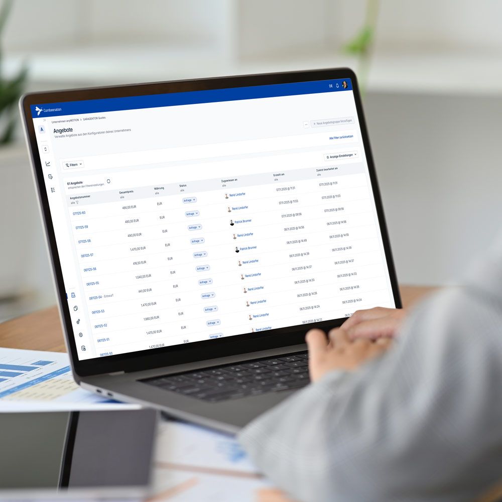 Ein Mann arbeitet mit dem Angebotsmanagement des CPQ-Tools von Combeenation.