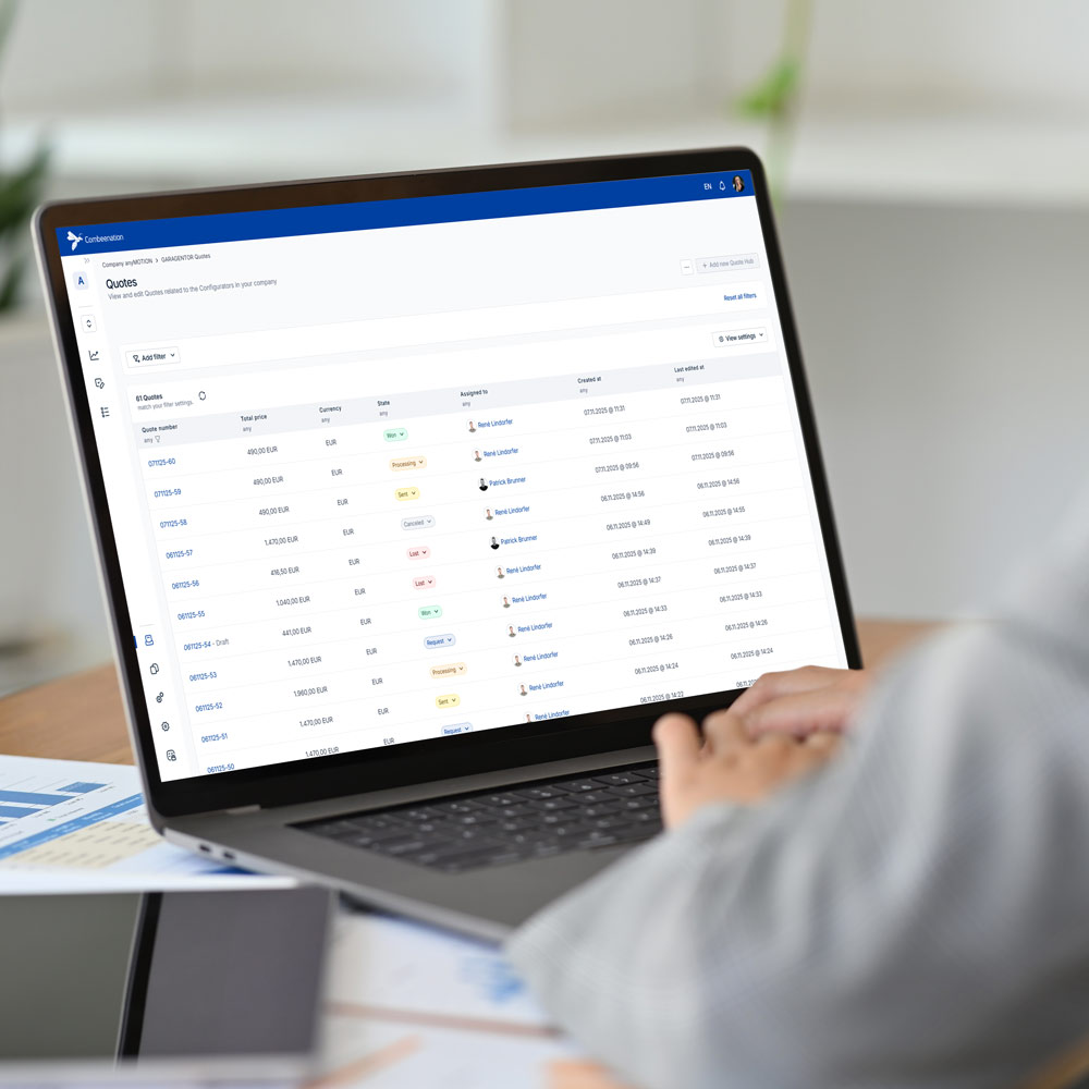 Ein Mann arbeitet mit dem Angebotsmanagement des CPQ-Tools von Combeenation.