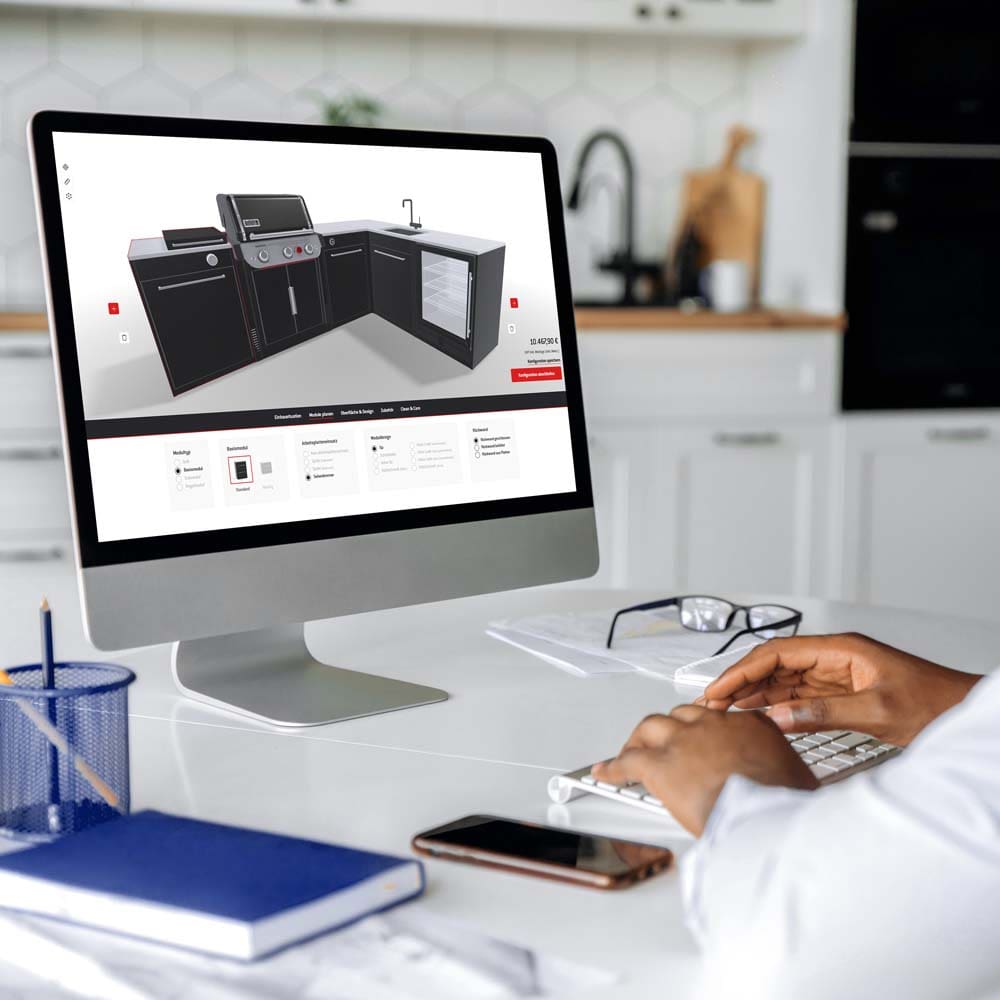 Digitale Konfiguration einer modularen Outdoor-Küche am Desktop-Arbeitsplatz.