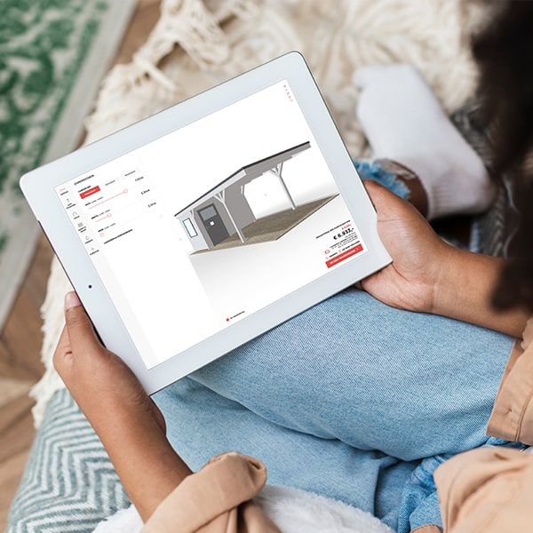 Frau bedient auf einem Tablet einen Carport Konfigurator.