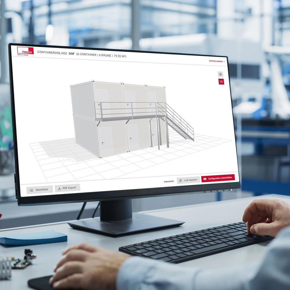 Eine Person bedient an einem Laptop den Fagsi-Container-Konfigurator.