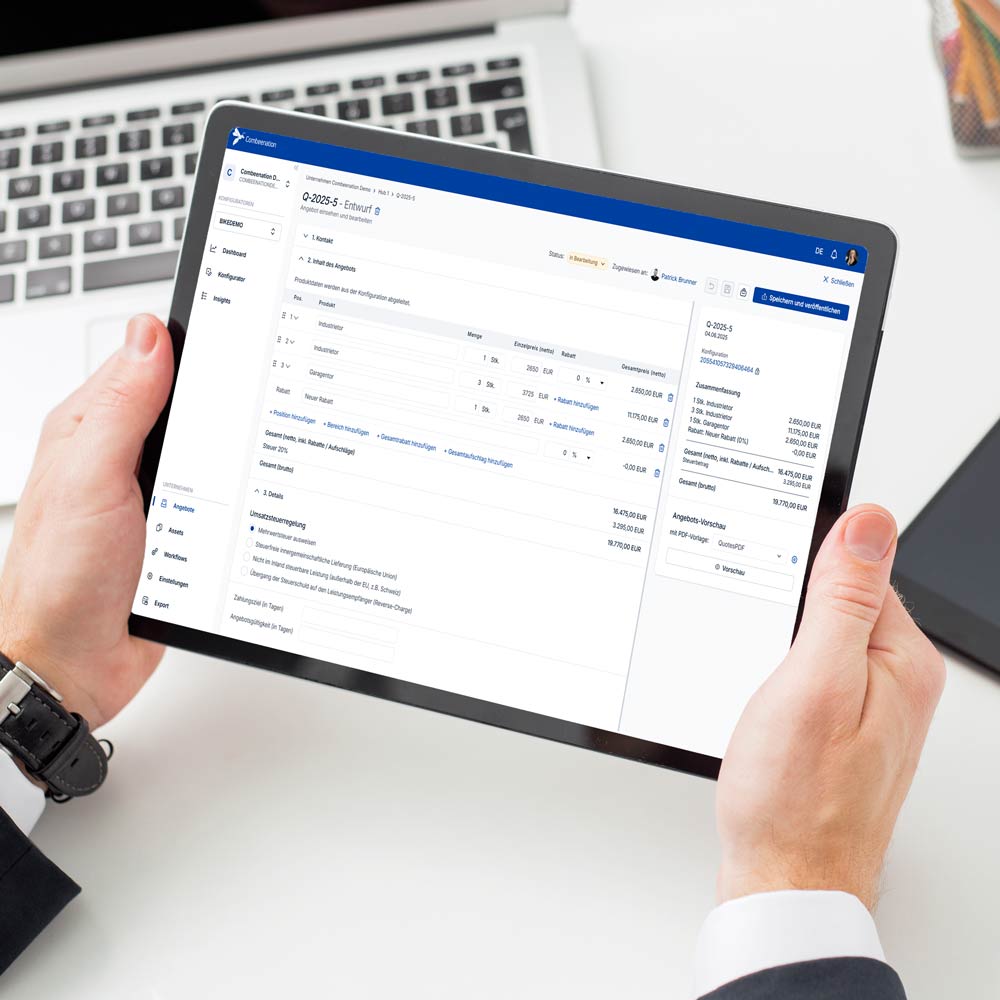 Ein Mann arbeitet mit dem Preismanagement des CPQ-Tools von Combeenation.