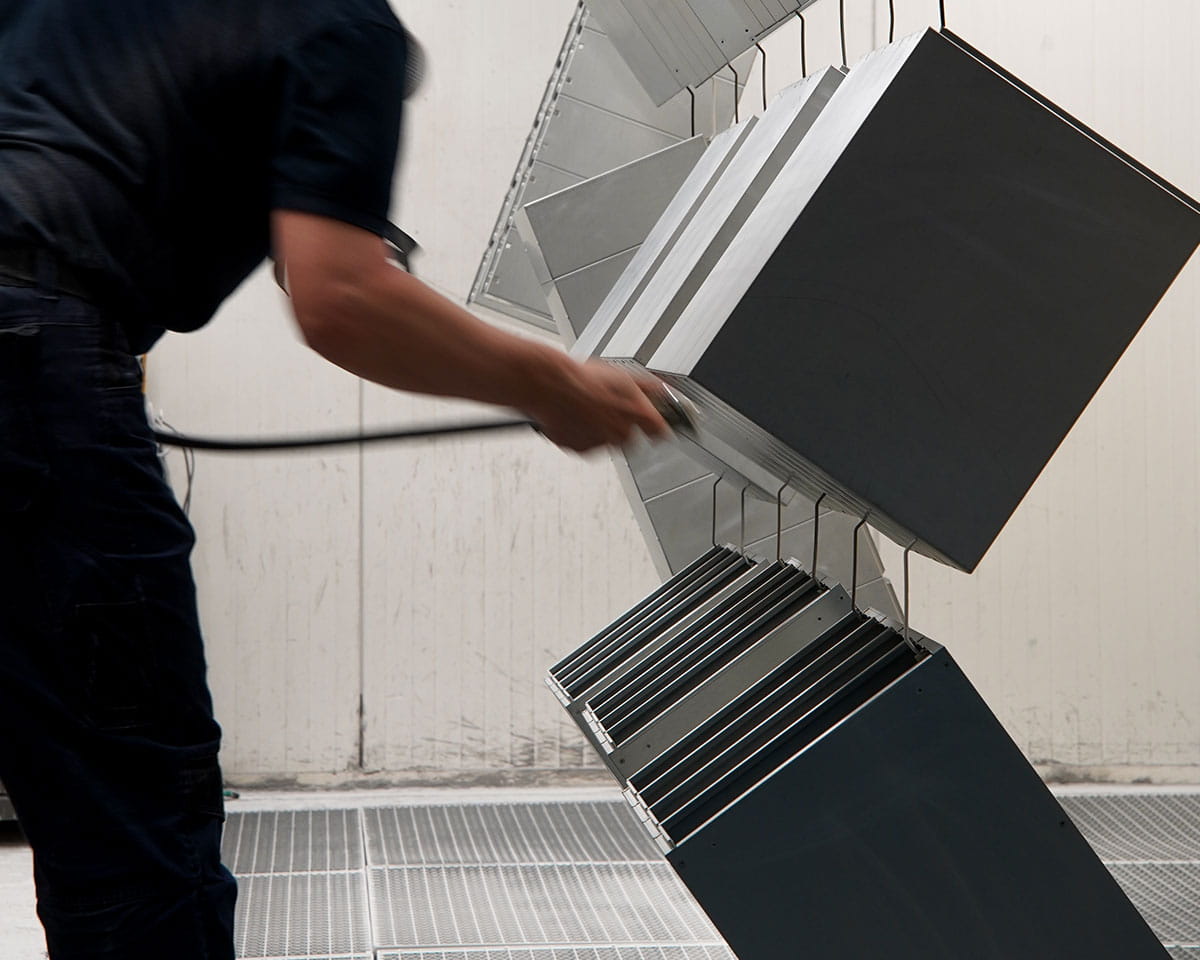 Ein Mann bearbeitet Briefkastenanlagen.